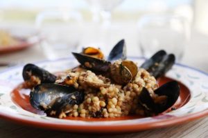 Fregola ai frutti di mare, un piatto sardo con pasta di semola abbinata a frutti di mare freschi